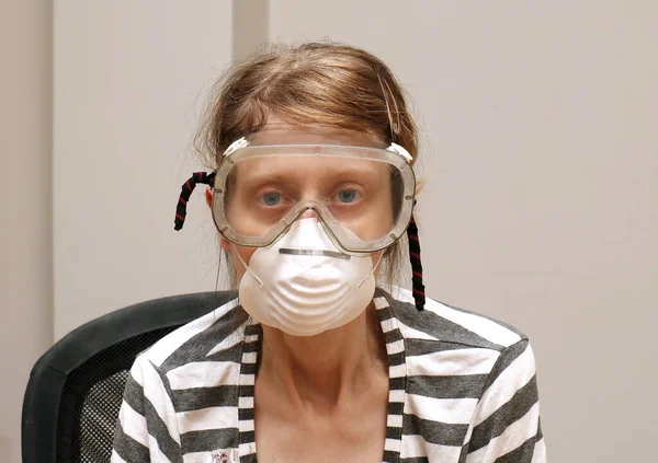 Mladá Žena Nosí Lékařskou Masku Brýle Jako Ochranu Proti Viru — Stock fotografie