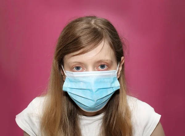 Wanita Muda Mengenakan Masker Medis Wajahnya Sebagai Perlindungan Dari Virus — Stok Foto