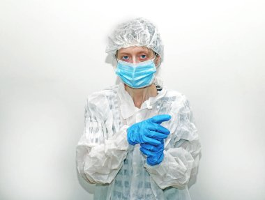 Hastane koğuşunda koruyucu yüz maskesi takan kadın doktor.