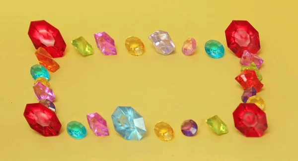 Pedras Diamante Coloridas Dispostas Quadrado Sobre Fundo Amarelo — Fotografia de Stock
