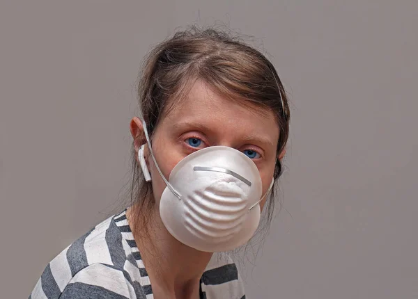 顔のマスクをした若い女性が口や鼻をウイルス対策としてカバー — ストック写真