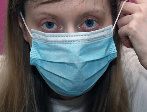 目と手の詳細を示す顔のマスクを保持若い女性 — ストック写真