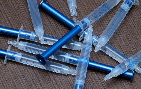 Large Pile Plastic Medical Syringes Wooden Background — Stock Photo, Image