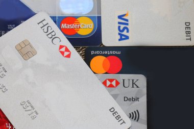 Londra, Birleşik Krallık - 11 Haziran 2019: Farklı bankalar ve finans hizmetleri Visa ve Mastercard banka kartları yığını.