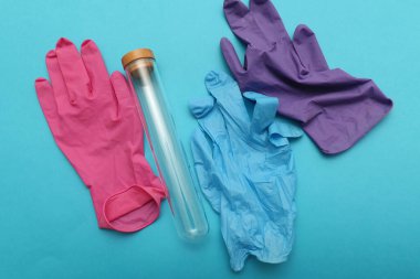 Tıbbi eldivenler ve boş cam test tüpü laboratuvar araştırması için hazır.