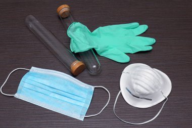Tıbbi araştırma laboratuvarında kullanılan test tüpleri ve yüz maskesi.