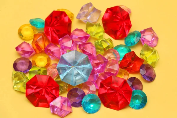 Piedras Brillantes Diamantes Coloridos Pila Sobre Fondo Amarillo —  Fotos de Stock