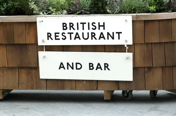 Carteles Restaurantes Bares Británicos Calle Pared Madera — Foto de Stock