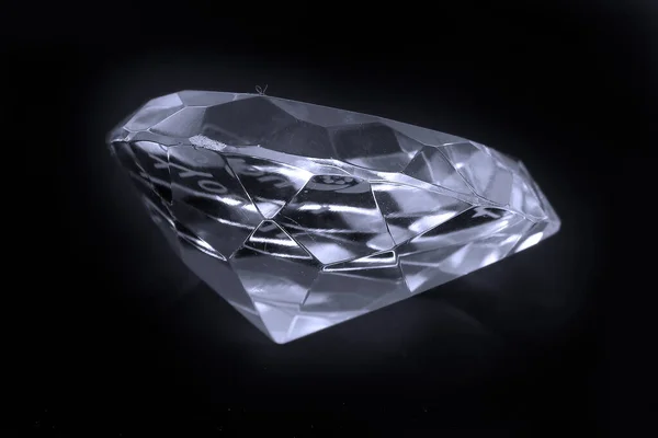 Berlian Berkilau Besar Yang Terisolasi Pada Latar Belakang Hitam — Stok Foto