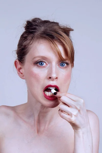 Genç Bir Kadın Ağzına Hap Koyuyor — Stok fotoğraf