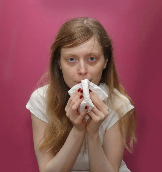 彼女の鼻を紙の組織に吹くインフルエンザに苦しんでいる若い女の子 — ストック写真