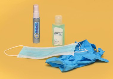 Koruyucu teçhizat maske lastik eldivenler ve el dezenfektanları