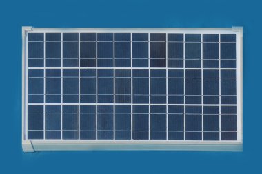 Güneş, evin çatısında kullanılan enerjiyi çekiyor