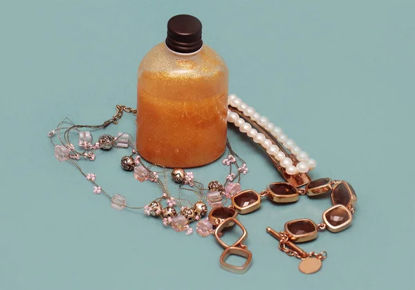 ガラス瓶やジュエリーの中のゴールドスキンジェル — ストック写真