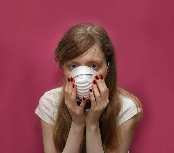 Mladá Žena Drží Obličejovou Masku Bez Rukavic Jako Ochranu Proti — Stock fotografie