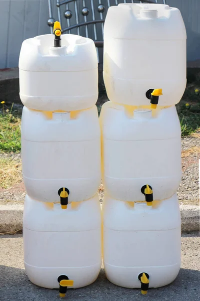 Leere Plastikkrüge Stapeln Sich Für Den Ernstfall Mit Wasser Gefüllt — Stockfoto