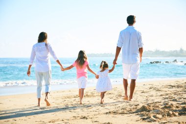 Kumsalda mutlu bir aile