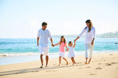 Kumsalda mutlu bir aile