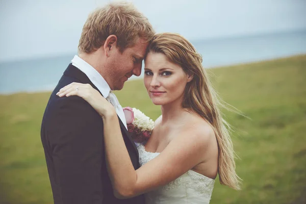 Glückliches Paar hat gerade geheiratet — Stockfoto