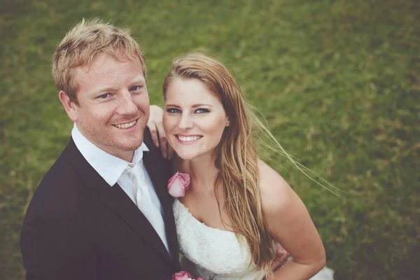 Glückliches Paar hat gerade geheiratet — Stockfoto