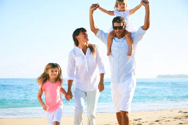 Gelukkig gezin op het strand — Stockfoto