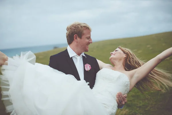 Casal feliz acabou de se casar — Fotografia de Stock