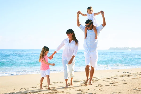 Szczęśliwa rodzina na plaży — Zdjęcie stockowe