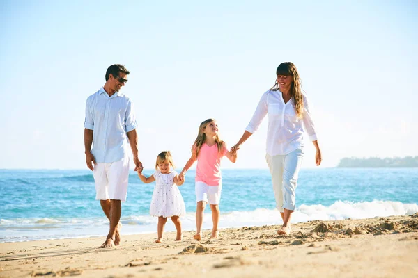 Lycklig familj på stranden — Stockfoto