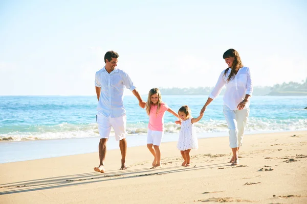 Щаслива сім'я на пляжі — стокове фото