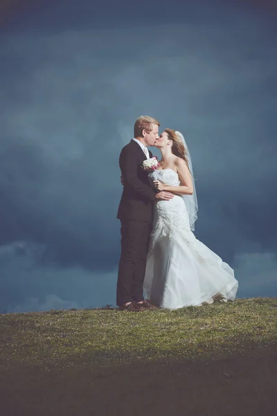 Coppia felice appena sposata — Foto Stock