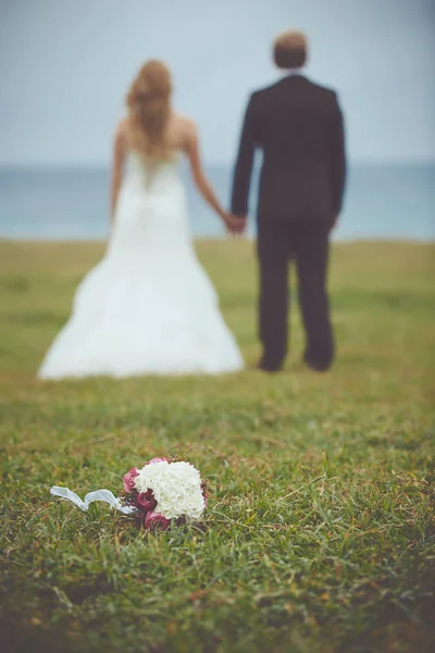 Casal feliz acabou de se casar — Fotografia de Stock