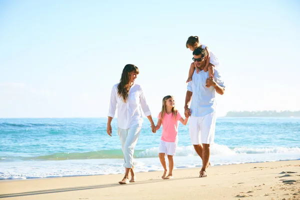 Familia feliz en la playa Imágenes de stock libres de derechos