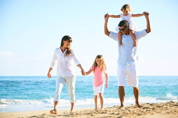 Familia feliz en la playa Imágenes de stock libres de derechos