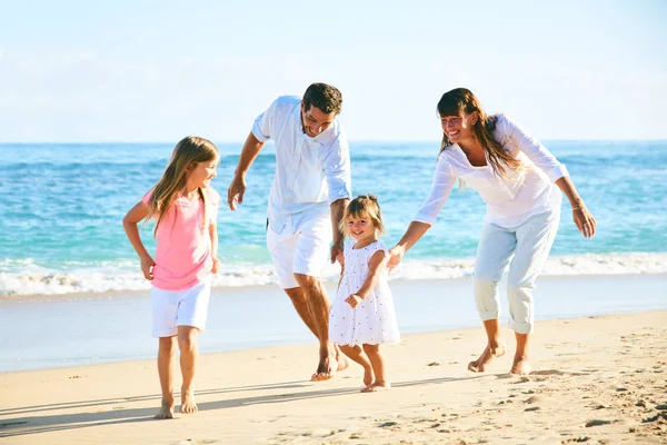해변의 행복 한 가족 스톡 이미지