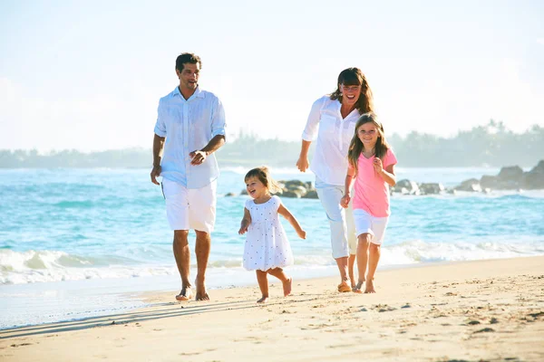 En lykkelig familie på stranden stockfoto