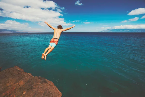 Friends cliff jumping into the ocean — Stock Photo, Image