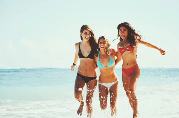 Gyönyörű lányok szórakozás a strandon — Stock Fotó