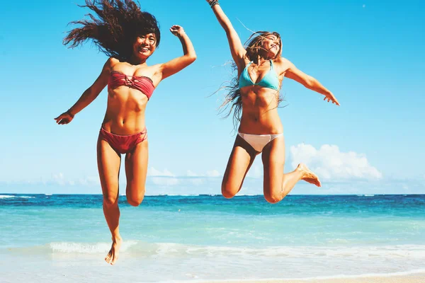 Счастливые девушки на пляже — стоковое фото