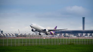 Thai Airways uçağı göğe çıkar