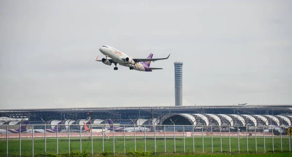 Avión de Thai Airways despega hacia el cielo —  Fotos de Stock