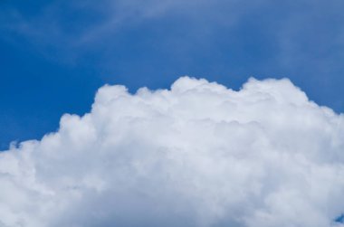 Sabah gökyüzünde güneş tarafından yaktı biraz bulutlu