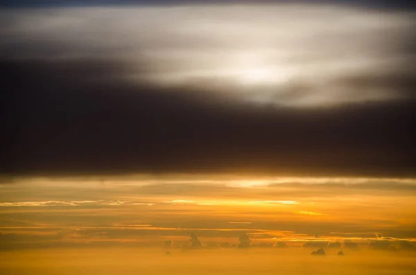 O céu pela manhã foi iluminado pelo sol com um pouco nublado — Fotografia de Stock