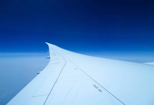 Flygplansvinge och blå himmel — Stockfoto