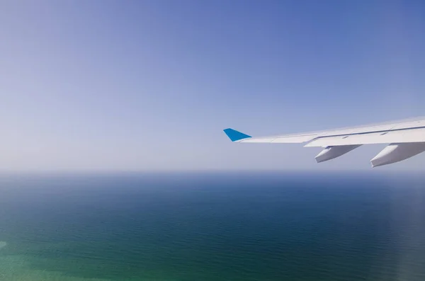 Airplane wing and blue sky — Stock Photo, Image