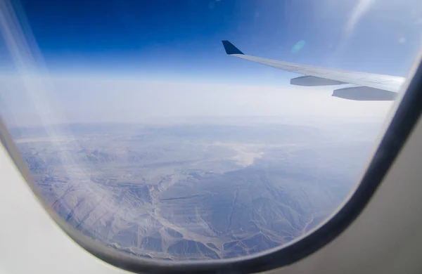 Flygplansvinge och blå himmel — Stockfoto