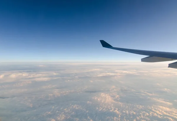 Flygplansvinge och blå himmel — Stockfoto