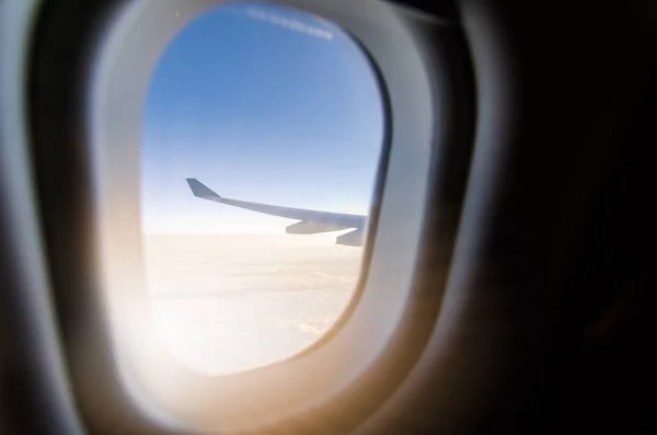 Airplane wing and blue sky — Stock Photo, Image