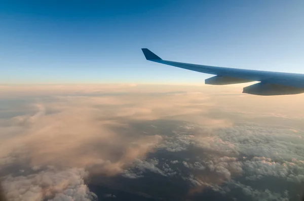 Repülőgép szárny és kék ég — Stock Fotó