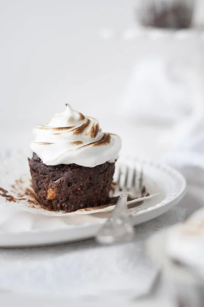 Chocolate Meringue Cupcake — Stock Photo, Image