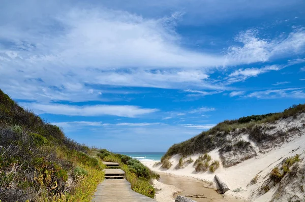 Camino de madera a la playa — Foto de Stock